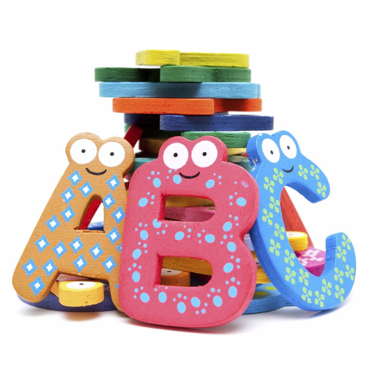 Bunt bemalte Holzbuchstaben A, B & C mit fröhlichen Gesichtern, gestapelte Spielsteine - Symbolbild für kreative Frühpädagogik