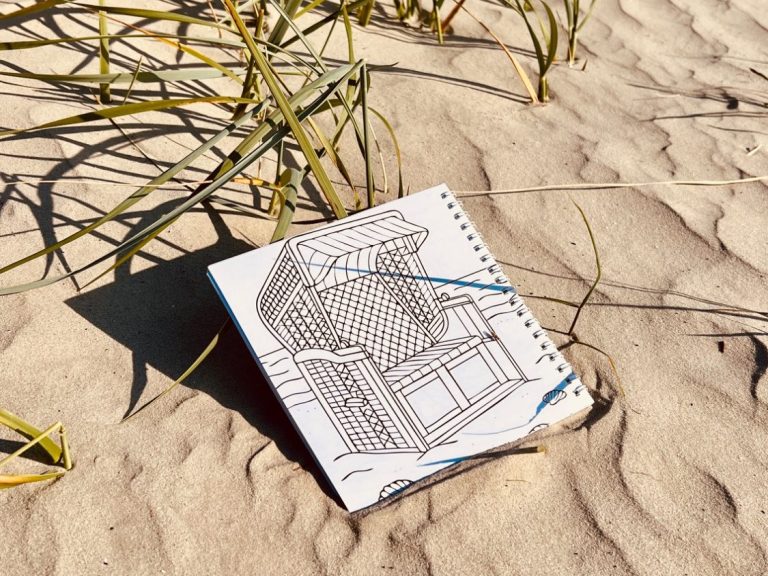 Beispielseite aus dem Malbuch mit Strandkorbmotiv an einem Strand im Urlaub Beispielseite mit Strandkorbmotiv in einer Düne für eine gemeinsame bildschirmfreie Zeit die Kreativität und Konzentration fördert